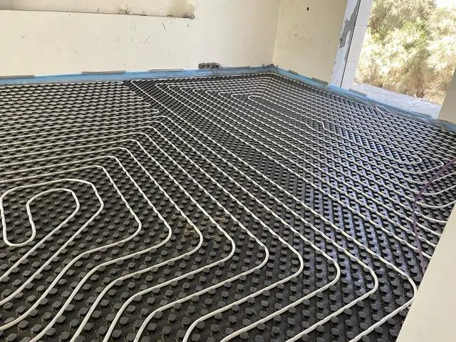 PEX underfloor heating pipework laid across a room before screed in Kuwait