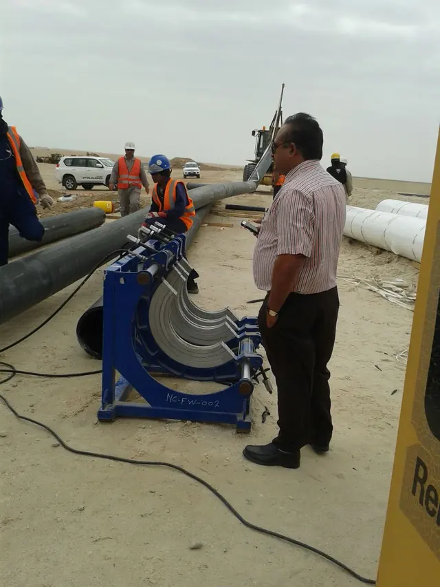 On-site HDPE butt-fusion machine welding a pipe string on a Kuwait project